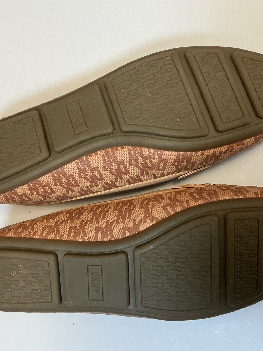 2418 - DKNY Tan Monogram Logo Loafers Driver Moccasins Gold Hardware Size 8M - Picture 10 of 10